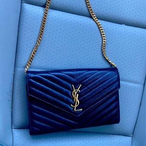 selling my ysl  purse Can be dressed down/casual wear . Shoulder or crossbody